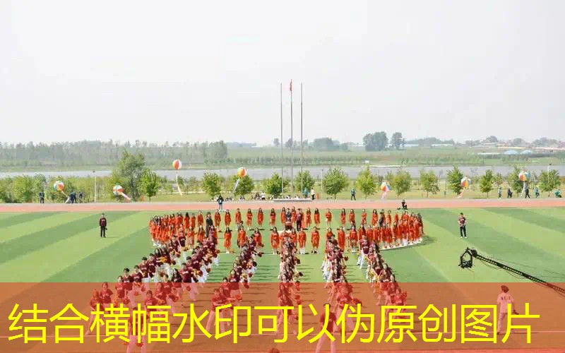 老师用网球拍打小孩